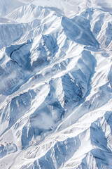 Obraz premium Minimalist aerial view of mountain ridges, showcasing sharp lines and natural patterns in the terrain. 