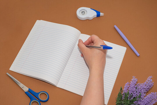 Carnet avec main et stylo, &eacute;crire, carnet de note, bureau, &eacute;crire sur un cahier