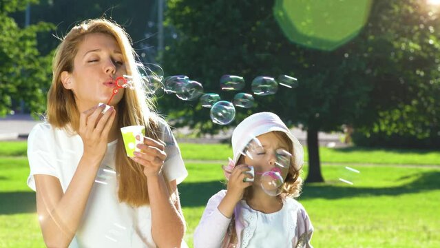 Модница пускает дома мыльные пузыри
