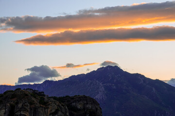 Obraz premium Sunset Clouds over the Peaks of the Rocky Mountains