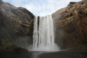 Fototapeta premium Island, Wasserfall Skogafoss an der Ringstraße im Süden