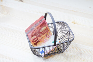 Sparbüchse, Euro Geldschein im Einkaufskorb