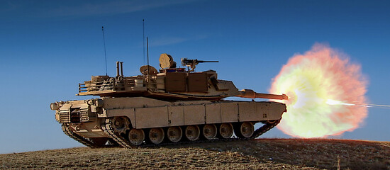 tank firing cannon © Niko