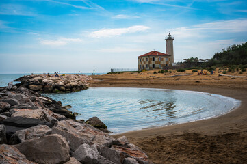 Between the plain and the sea. The lighthouse of Bibione, the dunes and its natural environment.