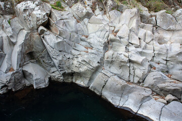 宮崎県串間市の赤池渓谷にある岩は美しいフォルムを見せている