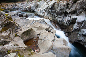 宮崎県串間市の赤池渓谷にある岩は美しいフォルムを見せている