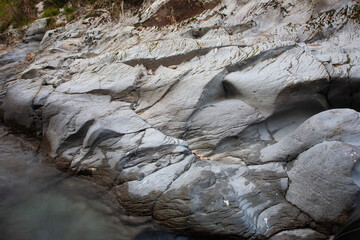 宮崎県串間市の赤池渓谷にある岩は美しいフォルムを見せている