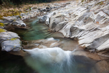 宮崎県串間市の赤池渓谷にある岩は美しいフォルムを見せている