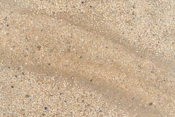 水の流れた跡が残る砂地