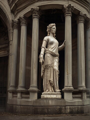 Fototapeta premium Solitary statue in the ruins of a once-glorious city captures the essence of opulence and decay and transports viewers to a bygone era of splendor.