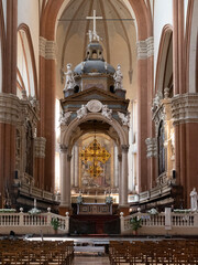 	
Interno della chiesa di San Petronio a Bologna, Italia. Vista della navata centrale con tutte le...