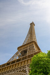 Tour Eiffel vue d'en bas sous un ciel bleu de fin de journ&eacute;e &agrave; Paris