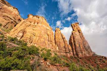 Fototapeta premium Majestic rock formations in Colorado Monument under blue sky