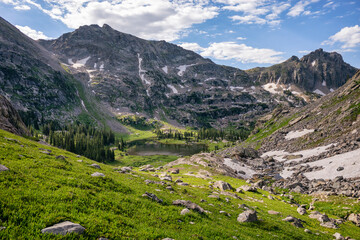 Fototapeta na wymiar Stunning mountain landscape with alpine lake and lush greenery