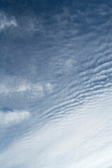 Nubes ligeras de viento en cielo azul