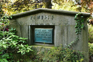 Alter Grabstein mit einer Gedenkplatte auf einem Friedhof in Mettmann 