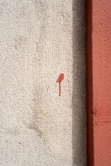 Gota de pintura roja en pared exterior