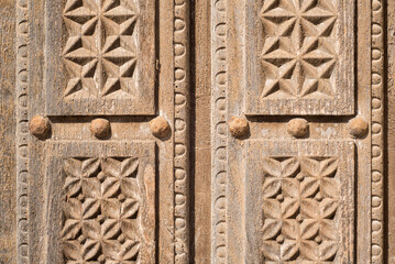 Patrón decorativo tallado en puerta de madera antigua