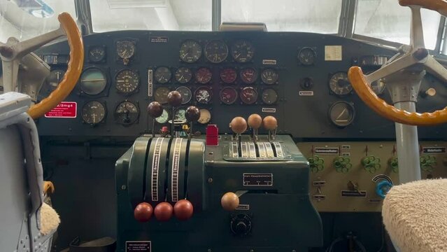 Blick in das Cockpit eines alten Flugzeugs.