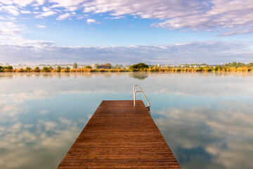 Fototapeta premium Dunstiger Morgen an einem kleinen See bei Burgheim in Bayern