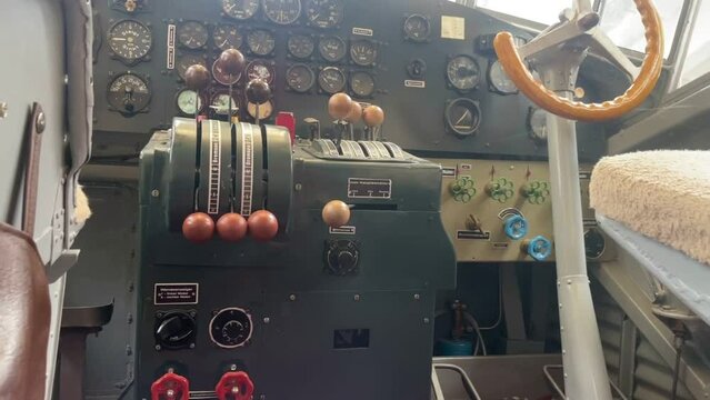 Blick in das Cockpit eines alten Flugzeugs.