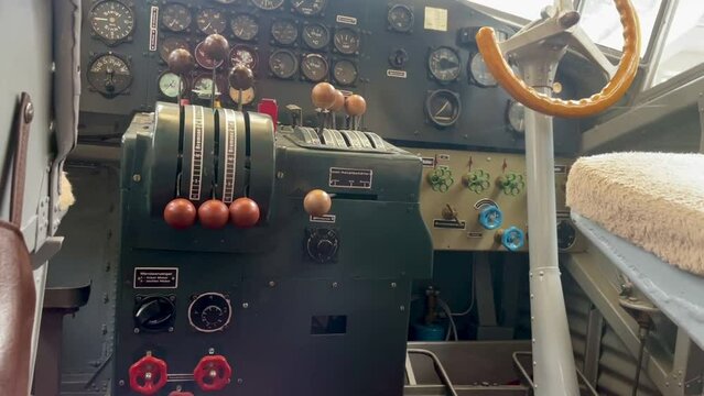 Blick in das Cockpit eines alten Flugzeugs.