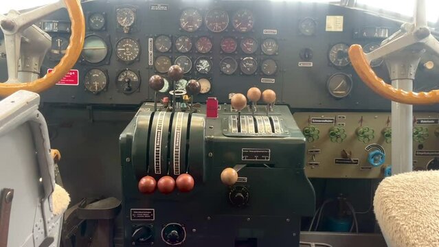 Blick in das Cockpit eines alten Flugzeugs.