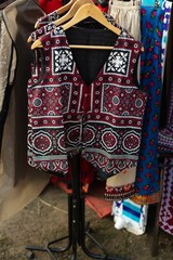 Naklejka premium a clothing store display with colorful dresses hanging from a rack