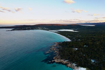 Fototapeta premium Swimcart beach at sunset with Binalong Bay Town, Tasmania