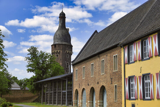 Zons am Rhein, Juddeturm hinter dem Schloss Friedestrom