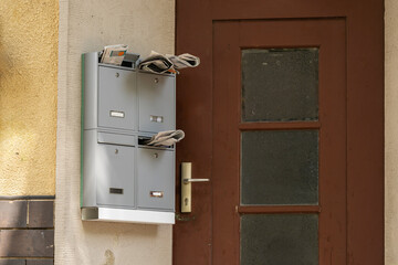 Ein Briefkasten mit Zeitungen