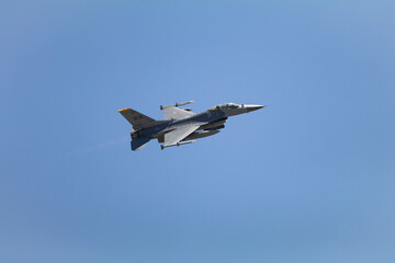 青空を飛ぶ戦闘機
