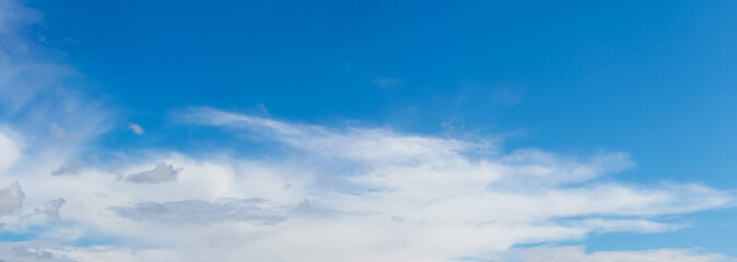 Obraz premium White layered clouds against a light blue sky in clear weather