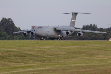 着陸したC-5M輸送機