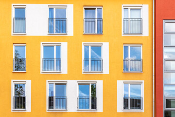 Fensterfront an einem farbigen Wohnblock im Frankfurter Stadtteil Bockenheim