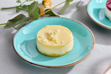 Classic Cheesecake on Turquoise Plate: A Refreshing Delicacy