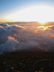 富士山頂上から見た日の出と雲海