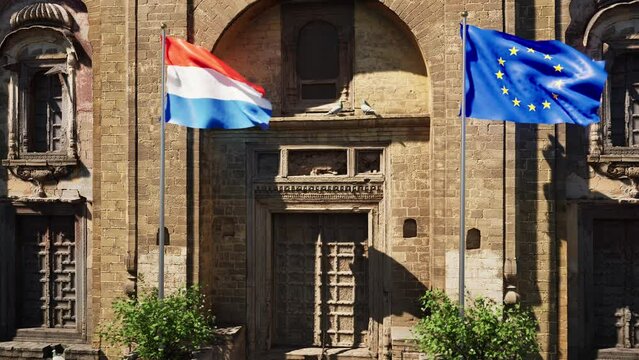 Parete storica con bandiera Olanda e bandiera Unione Europea