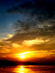 海と高速道路と夕焼け