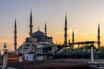 Obraz premium Blue Mosque at Sunset – Majestic Sultan Ahmed Mosque Silhouetted Against a Vibrant Istanbul Sky