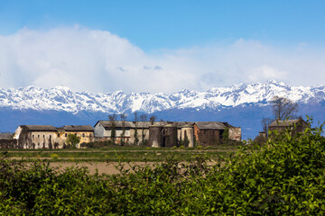 Panorama con vista delle Alpi da Casalbeltrame in Piemonte