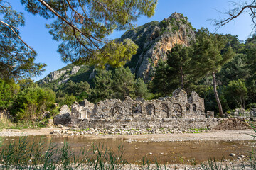 Urlaub in der T&uuml;rkei: Olympos, antike, arch&auml;ologische historische versunkene Stadt als Ausflugsziel n&auml;he Antalya
