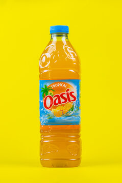 bouteille de boisson aux fruits saveur tropical de marque Oasis, isol&eacute; sur un fond jaune