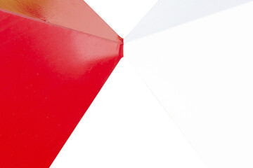triangulo vermelho e branco no formato de ampulheta com fundo transparente.
