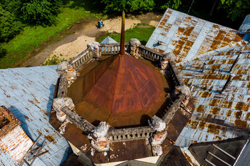 Top view of a spire installed on a tower in the middle of an ancient mansion