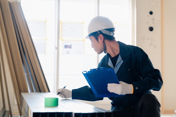 建設現場で資材の確認をする大工