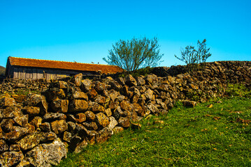 Muro de taipa, feitos de rocha, conhecida como basalto, muito usado nos campos de Santa Catarina e Rio Grande do Sul.