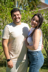 Jovem casal se abraçando no jardim de casa, familia feliz comemorando com carinho, dia dos namorados