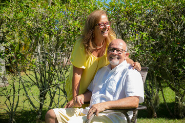 retrato de familia. Família feliz sentada no jardim em dia ensolarada, Irmãos com suas esposa no...
