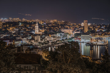 Obraz premium Vibrant Night Cityscape of Split seeing from Marjan hill viewpoint, Croatia